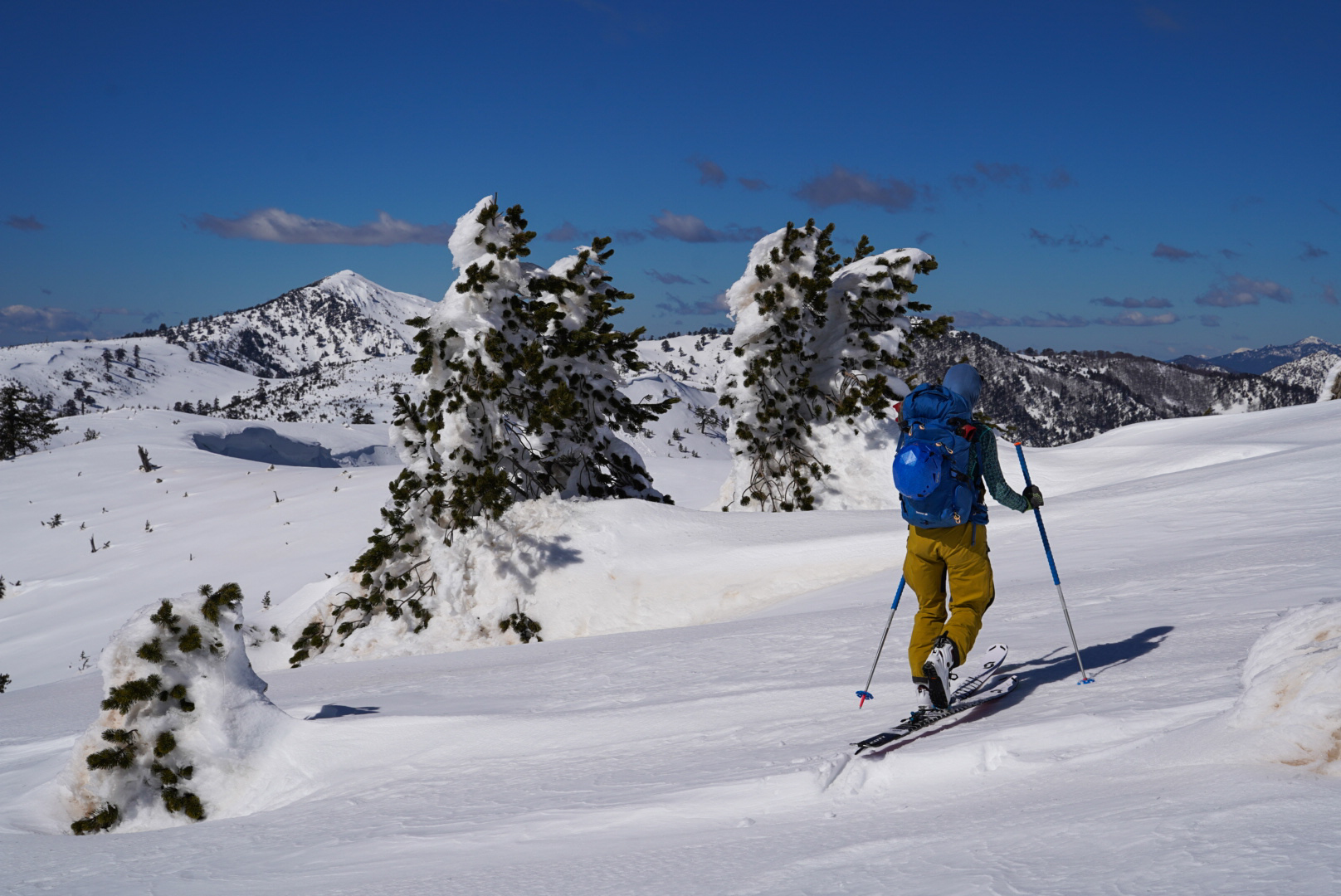 Skieurs sur versant, pinde — périvoli et vasilitsa, lors d’une itinérance à ski en Grèce.